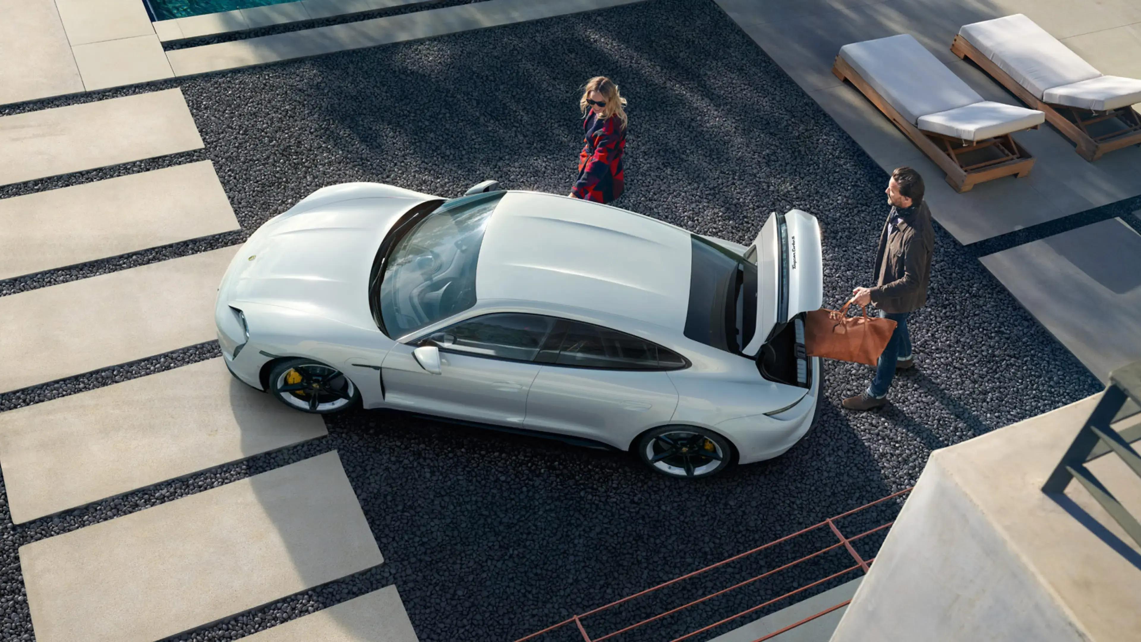 Porsche Taycan von oben gesehen